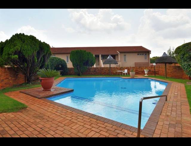 1 BEDROOM TOWNHOUSE FOR SALE IN BEDFORD PARK